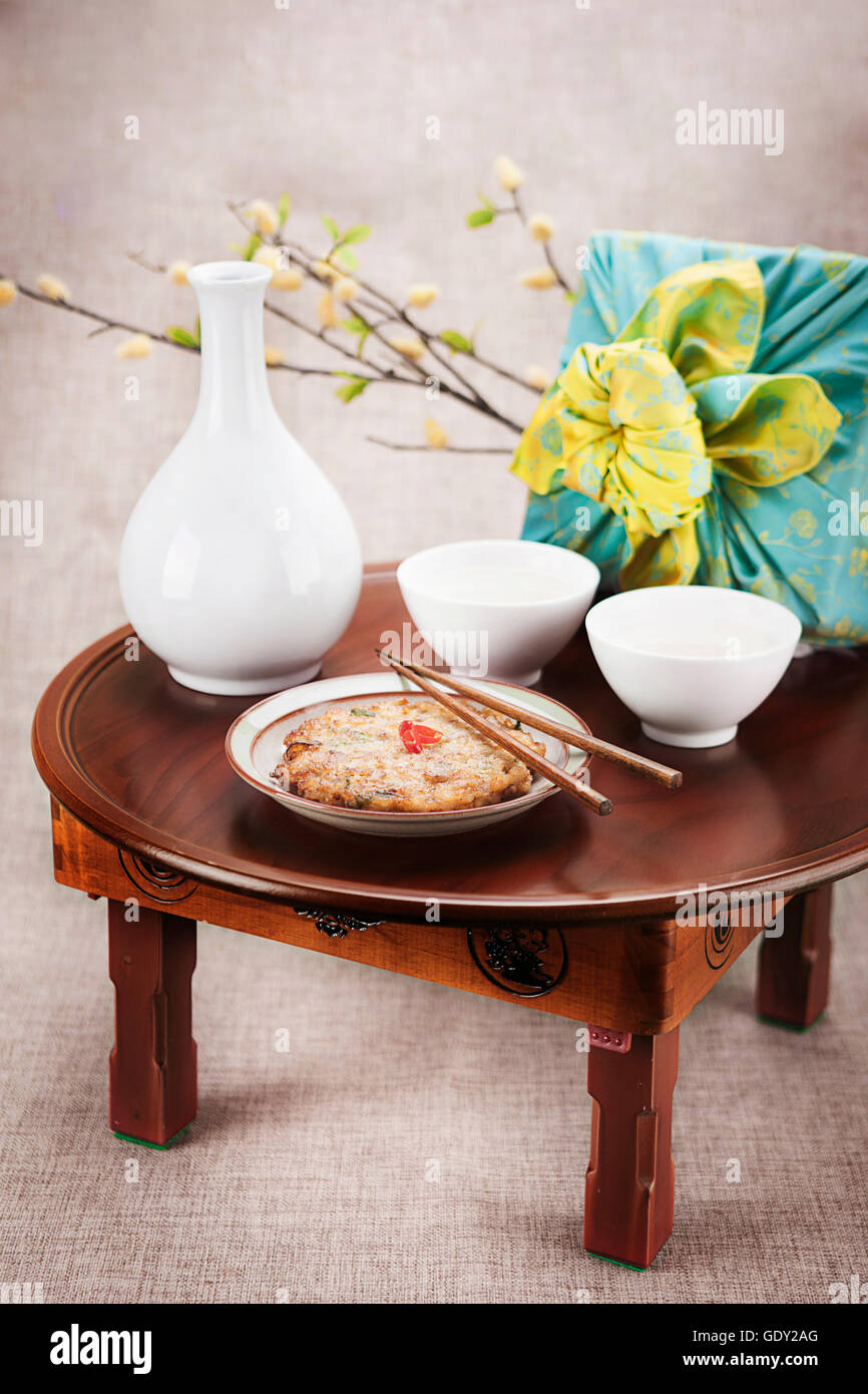 Tradizionale Coreana di vino di riso e le frittelle con la presente casella su un tavolo Foto Stock