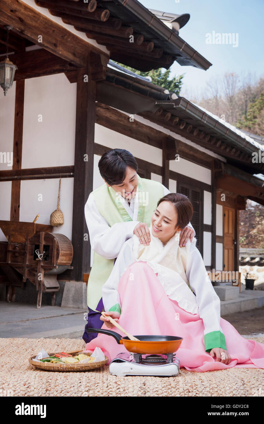 Amorevole marito dando un massaggio a sua moglie per la cottura Foto Stock