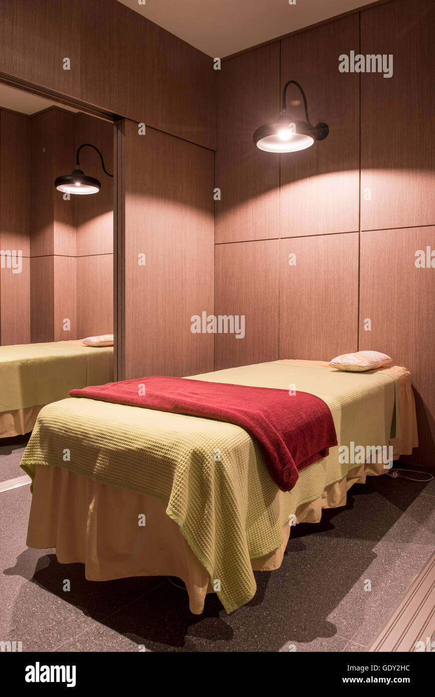 Interno della sala massaggi al resort Foto Stock