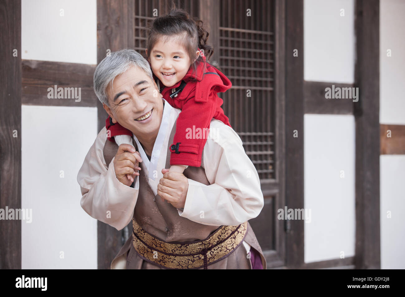 Sorridente uomo vecchio e la sua nipote Foto Stock