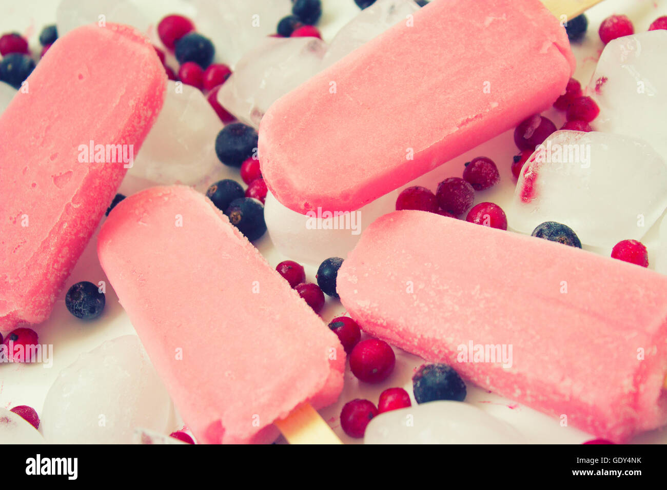 Gelati alla frutta con ghiaccio su sfondo bianco Foto Stock