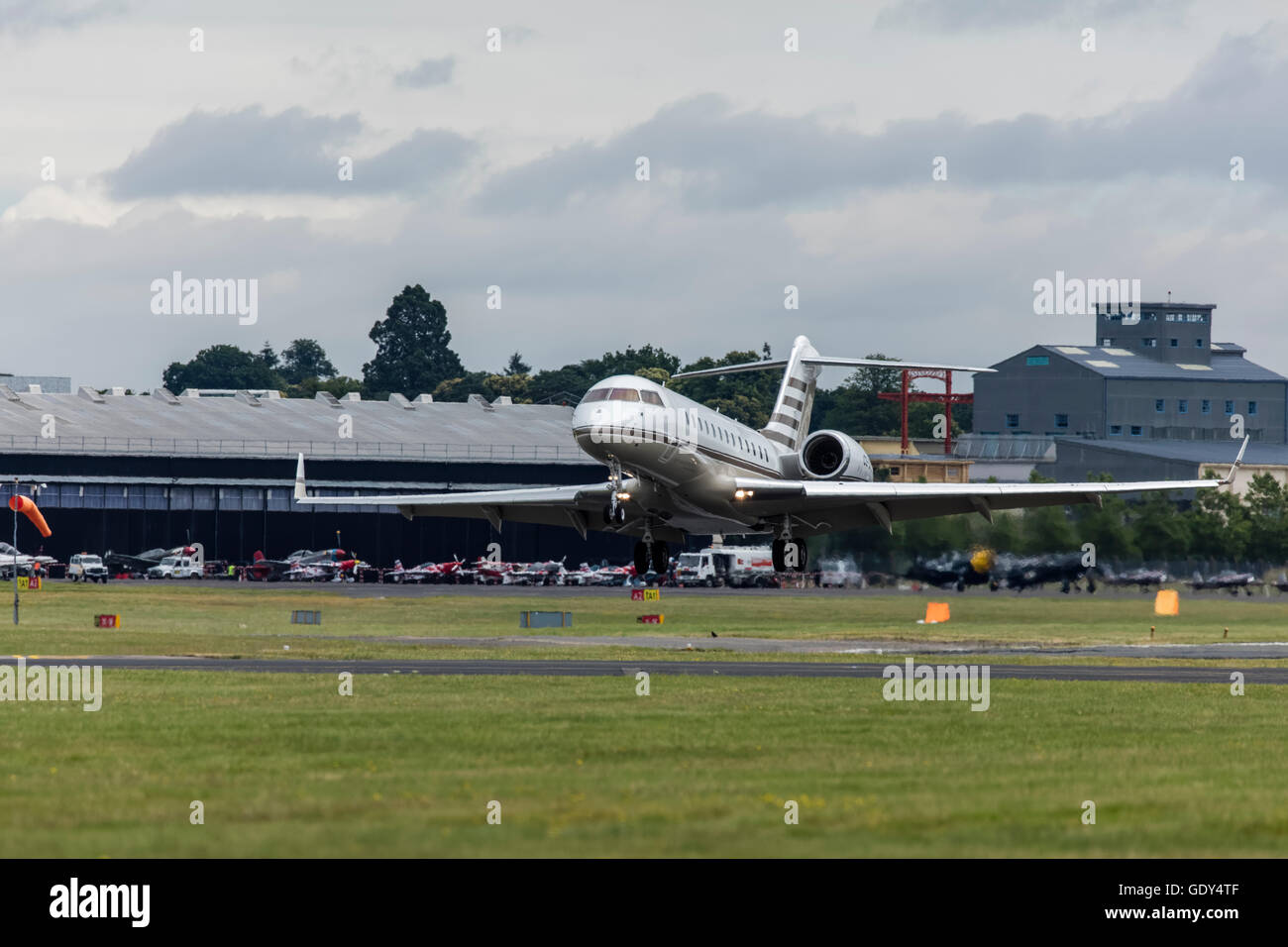 Jet Executive in atterraggio a Farnborough Airport in Hampshire Foto Stock