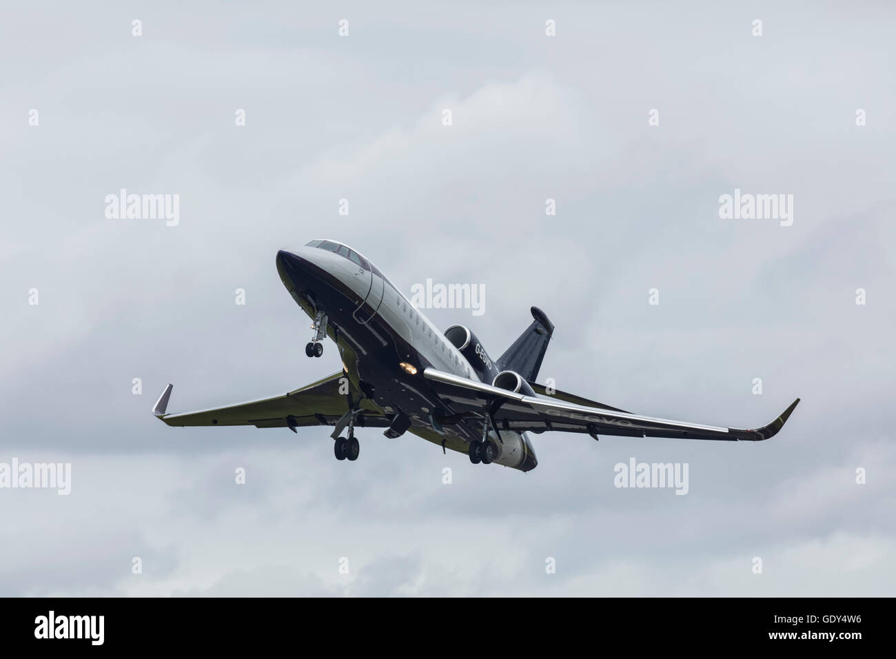 Jet Executive - aereo civile nel cielo dopo il decollo a Farnborough Airport in Hampshire Foto Stock