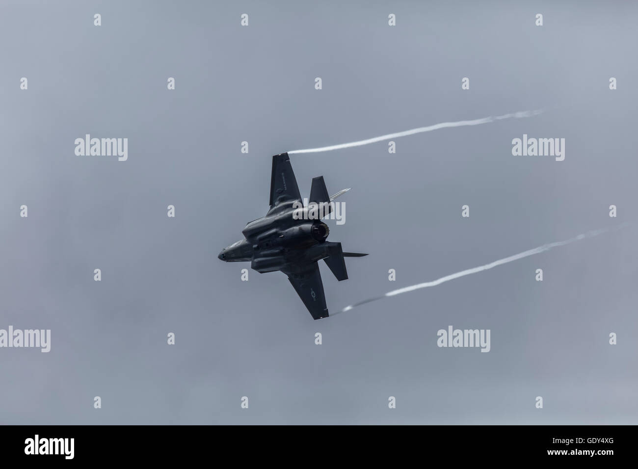 Boeing F/A 18 Super Hornet Jet degli Stati Uniti Marines in volo al salone di Farnborough 2016 Foto Stock