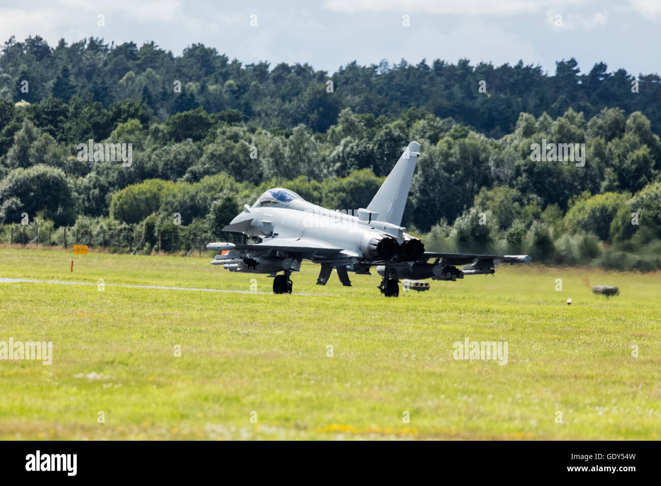 RAF Eurofighter Typhoon jet aereo sulla pista a Farnborough International Air Show nel 2016 Foto Stock