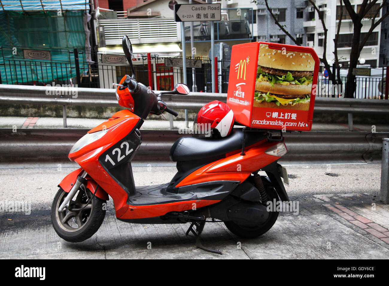 Consegna McDonalds scooter in Kowloon, Honk Kong, Cina Foto Stock