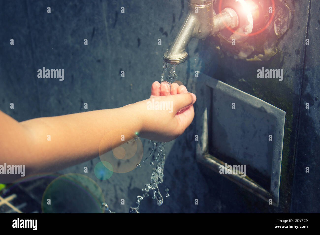 Bambine mano mentre acqua potabile Foto Stock