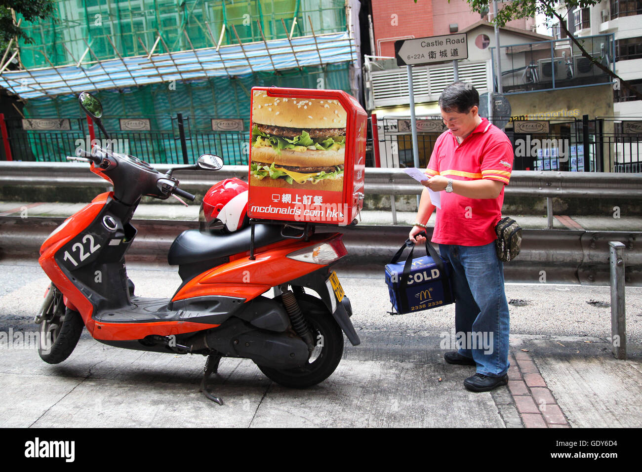 Consegna McDonalds scooter in Kowloon, Honk Kong, Cina Foto Stock
