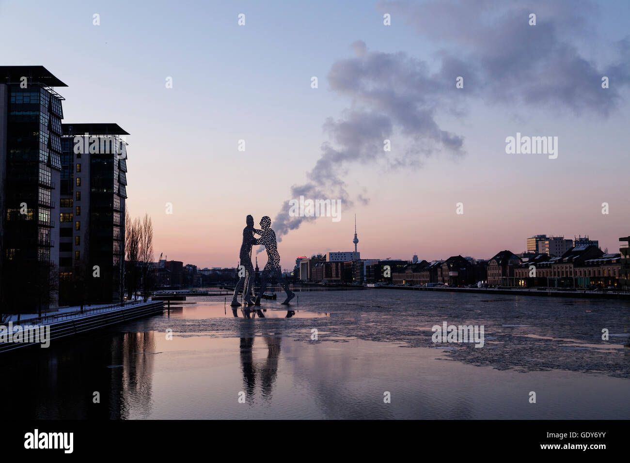 Molecola uomo sul fiume Sprea in inverno a Berlino Treptow Foto Stock