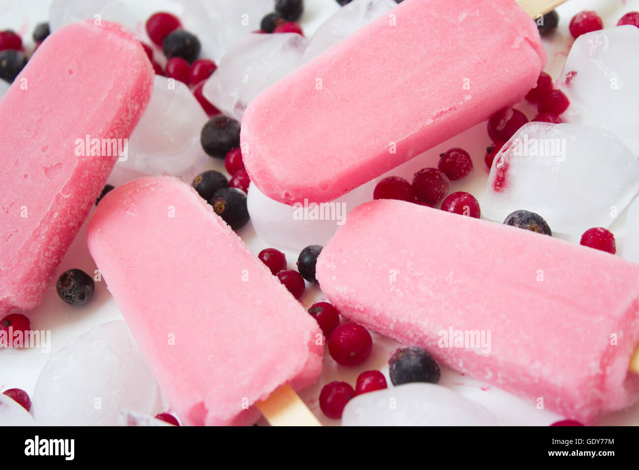 Gelati alla frutta con ghiaccio su sfondo bianco Foto Stock