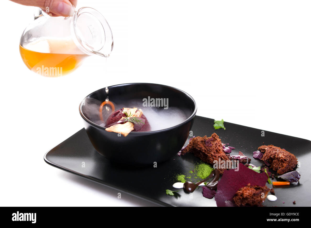 Cucina molecolare. Una deliziosa zuppa di moderna con la barbabietola  rossa. Isolato su bianco. Immagine di stock Foto stock - Alamy