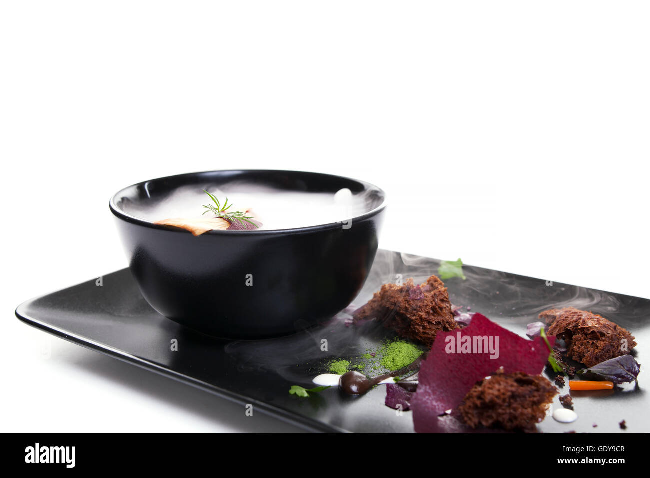 Cucina molecolare. Una deliziosa zuppa di moderna con la barbabietola  rossa. Isolato su bianco. Immagine di stock Foto stock - Alamy