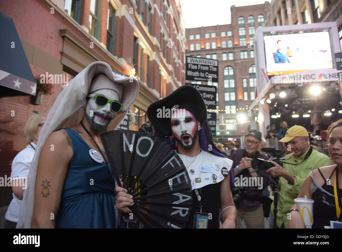 Cleveland, Stati Uniti. Il 20 luglio, 2016. Rock & Roll City sorelle di indulgenza perpetua sulla quarta strada. Cleveland, Ohio ospitato per la notte tre della Convention Nazionale Repubblicana, dove un notevolmente anticipato intervento di ex Trump avversario Ted Cruz apparso a suscitare ulteriori disordini all'interno della Quicken prestiti Auditorium rispetto a quella consentita dalle autorità esterne in Downtown Cleveland. © Andy Katz/Pacific Press/Alamy Live News Foto Stock