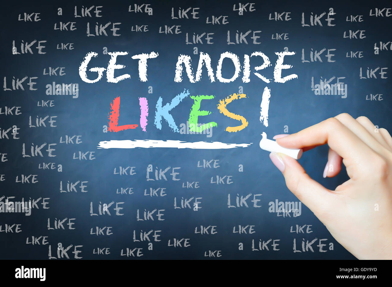 Ottieni di più gli piace il testo mediante la scrittura a mano con gesso su una lavagna Foto Stock