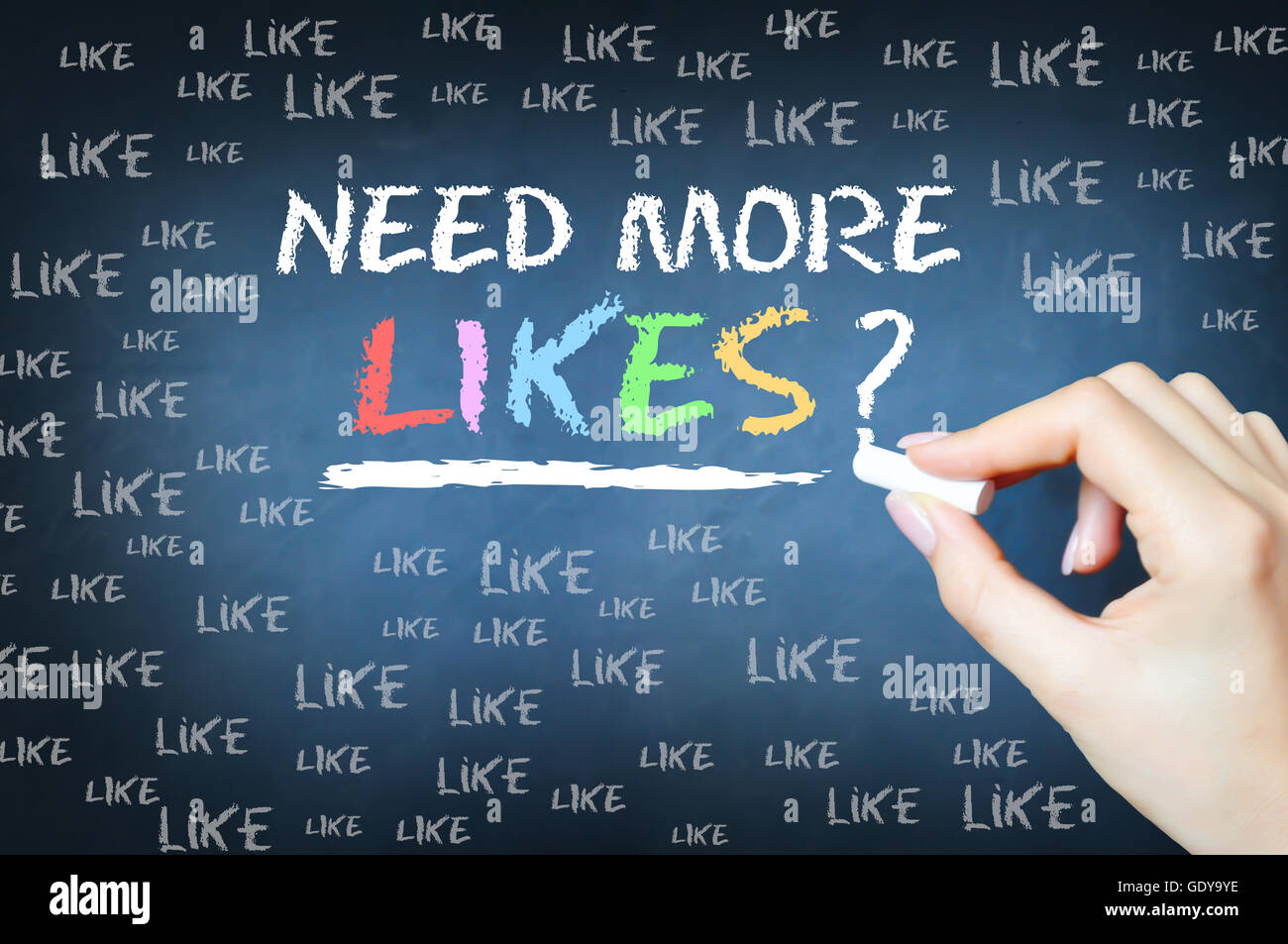 Hai bisogno di più gli piace il testo mediante la scrittura a mano con gesso su una lavagna Foto Stock