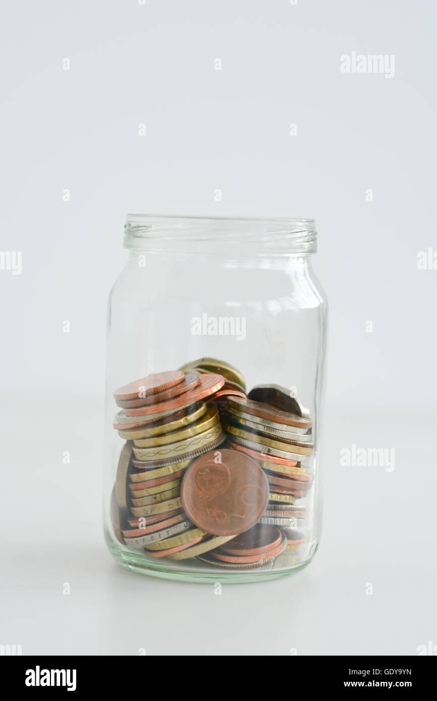 Piano di pensionamento concetto illustrato con monete e un vaso Foto Stock