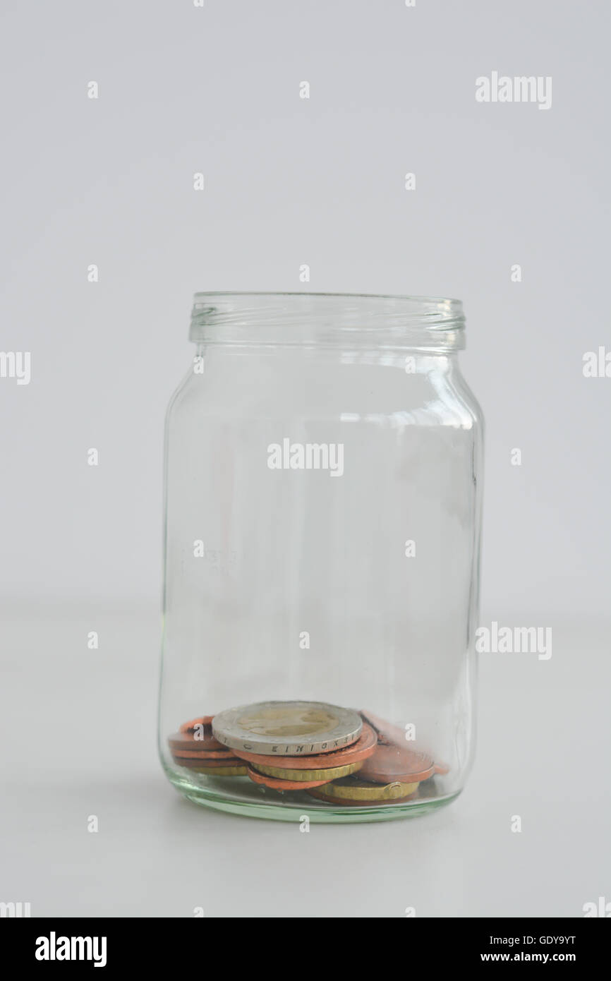 Piano di pensionamento concetto illustrato con monete e un vaso Foto Stock