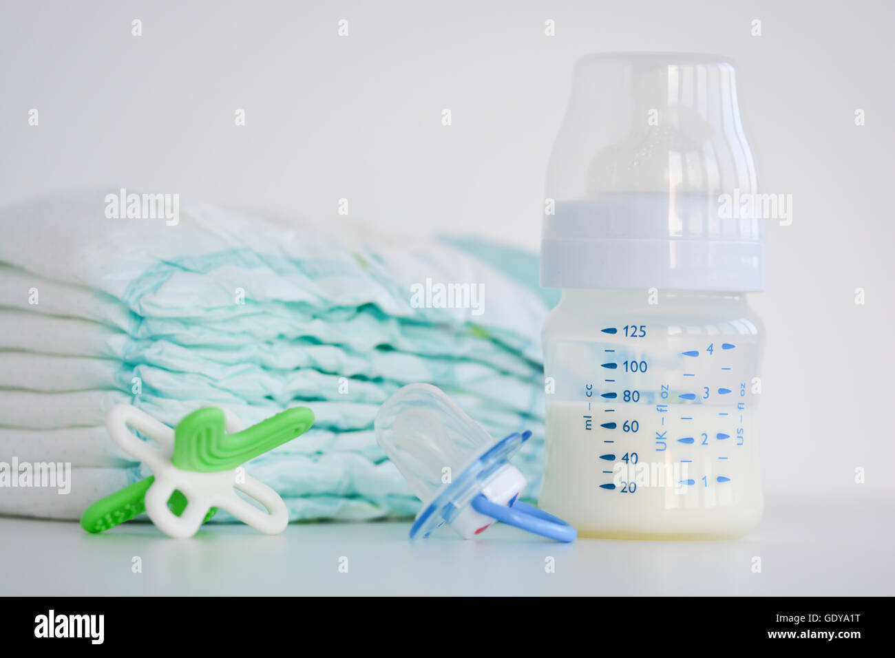 Bottiglia per il latte e ciuccio isolato su sfondo bianco immagini e  fotografie stock ad alta risoluzione - Alamy