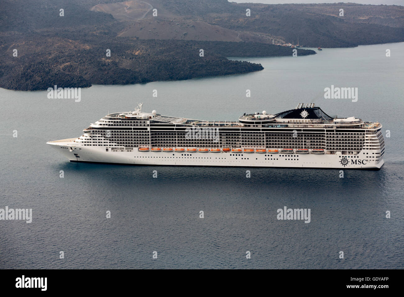 SANTORINI, Grecia - Luglio, 20, 2013: MSC Fantasia nave da crociera vicino a Santorini Island . MSC Fantasia è la più grande nave da crociera di Capodanno Foto Stock