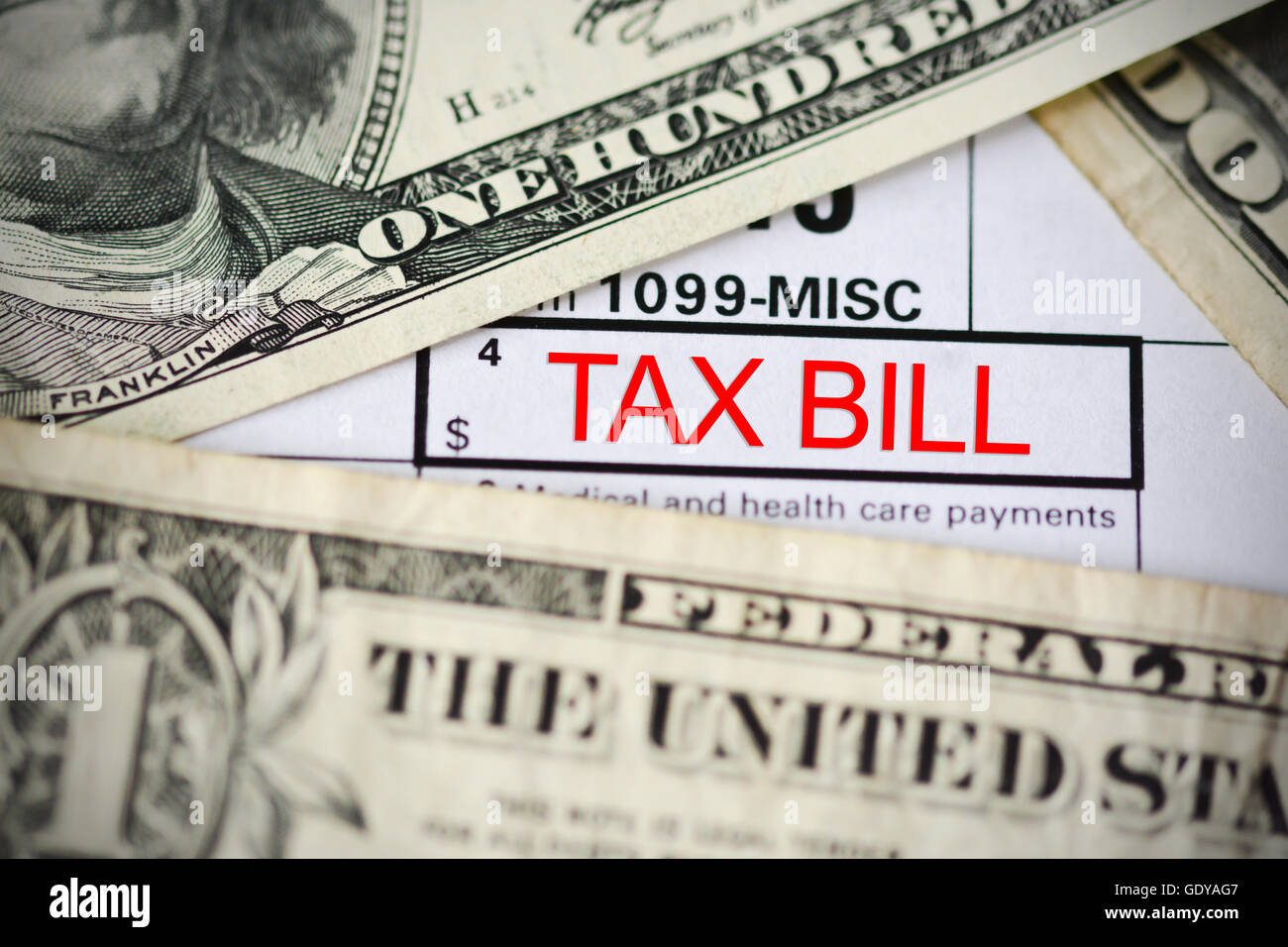 US Dollar Bills sul modulo fiscale suggerendo pagamento delle imposte o di audit Foto Stock