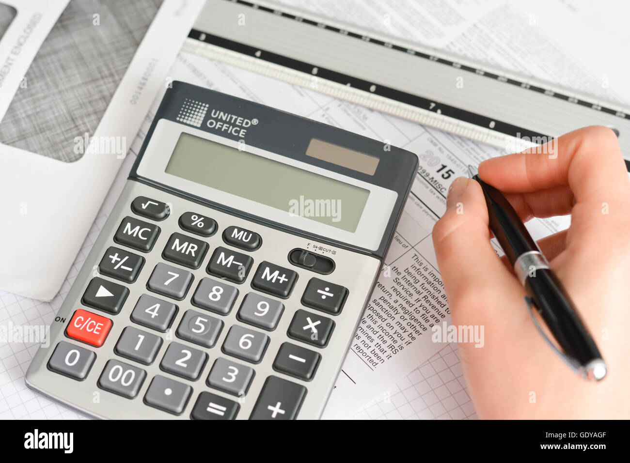 Moduli fiscali con la penna, Busta e calcolatrice suggerendo annuale di finanziamento delle operazioni Foto Stock