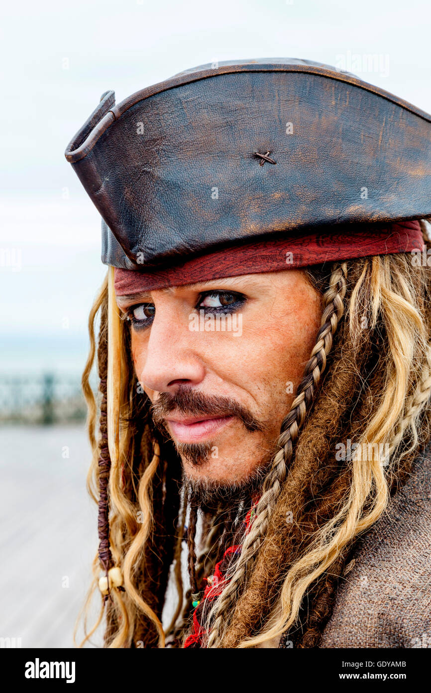 Un uomo vestito in costume pirata all annuale Hastings giorno pirata, Hastings, Sussex, Regno Unito Foto Stock