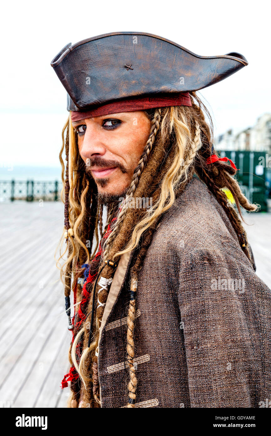 Man dressed in pirate costume immagini e fotografie stock ad alta  risoluzione - Alamy