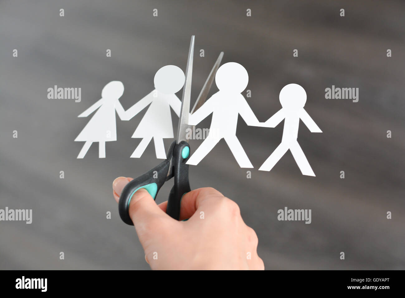 Famiglia divorzio concetto umano con forme di carta e forbici suggerendo problemi di relazione Foto Stock