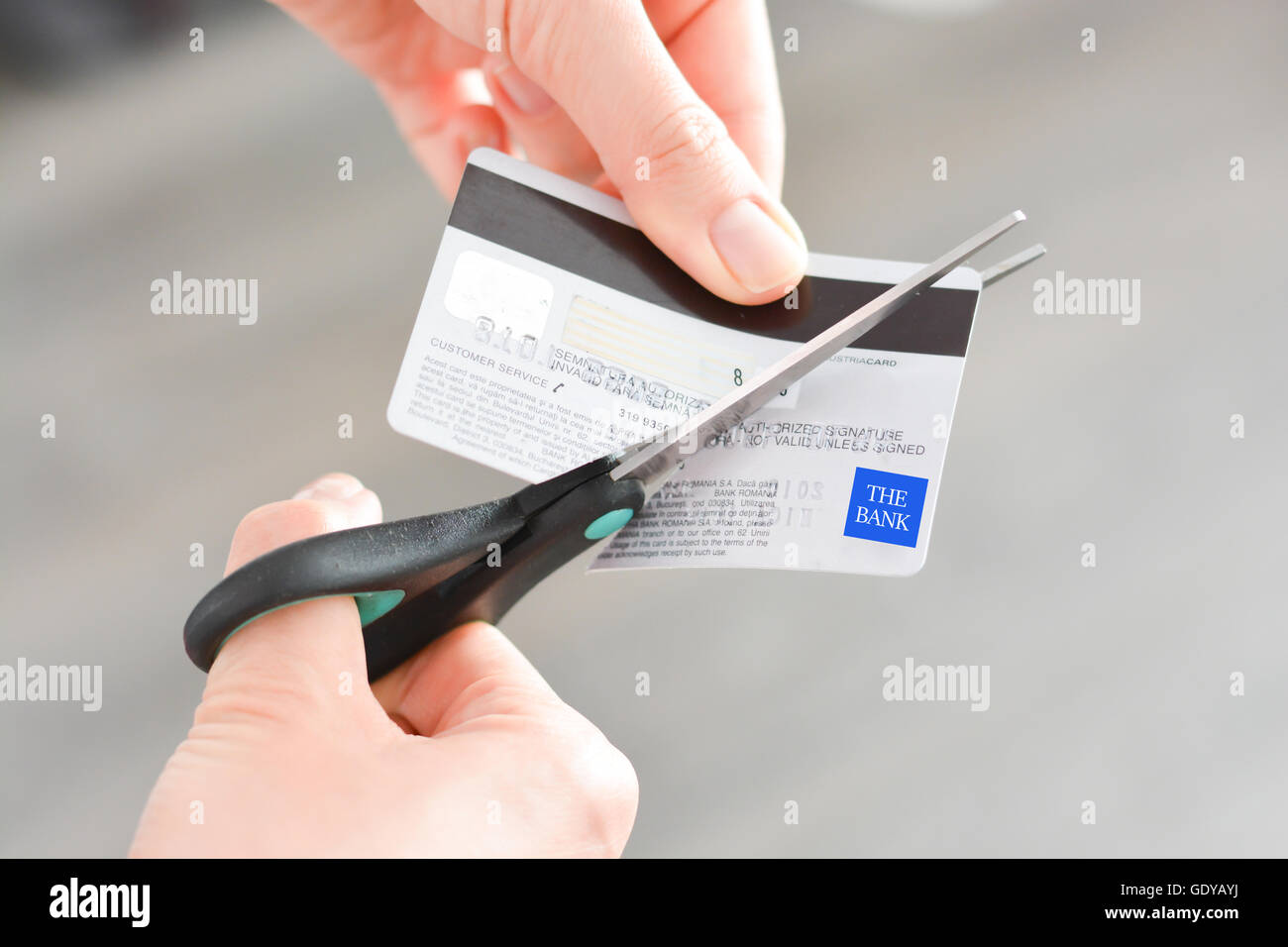 Il taglio di una carta di credito che suggeriscono problemi di fallimento Foto Stock