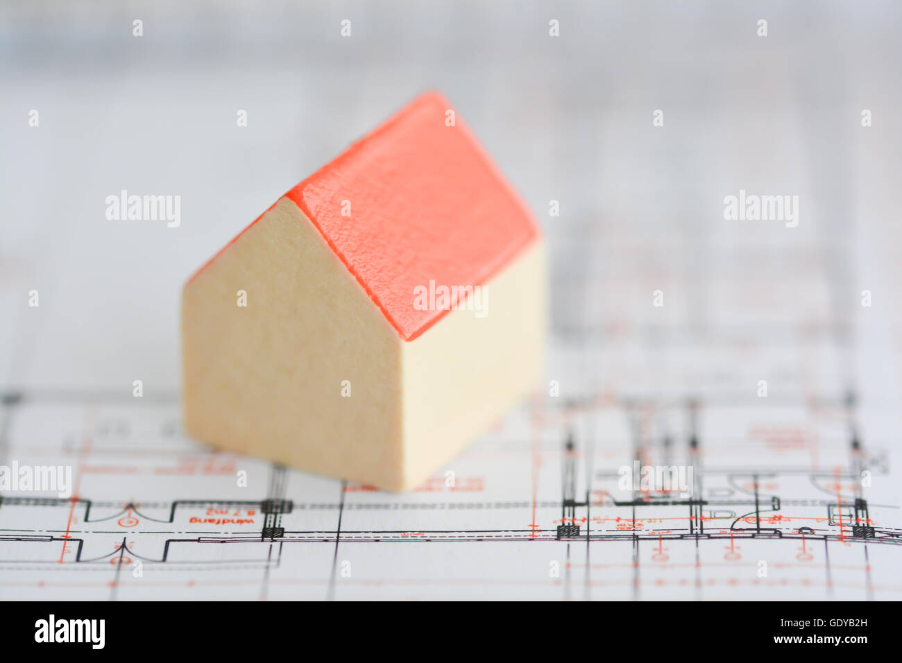 Close-up di casa mock-up su blueprints Foto Stock