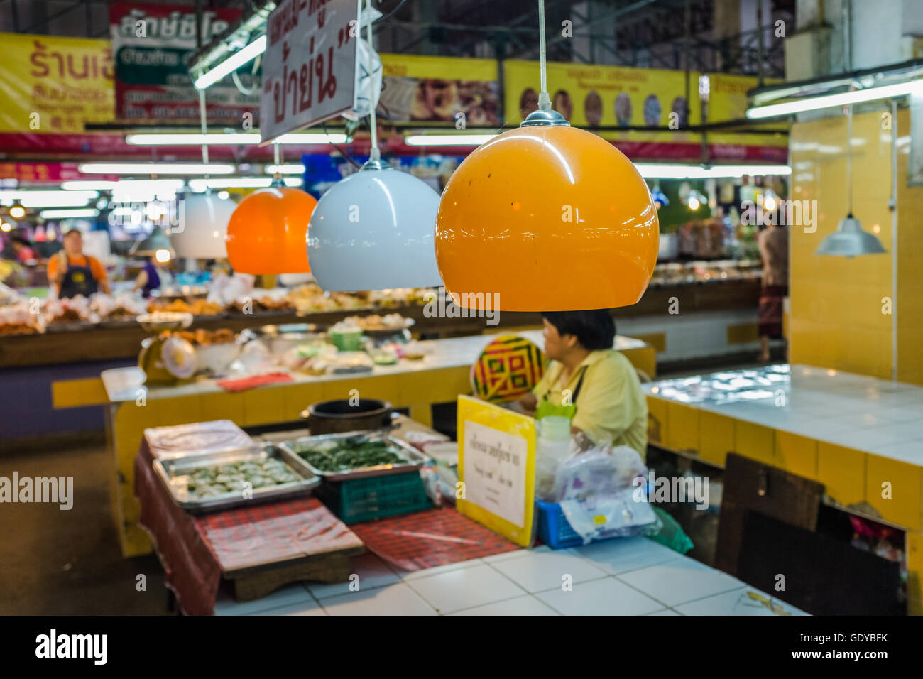 Colorate sfumature di luce appeso nei locali di Chiang Mai il mercato coperto,Thailandia Foto Stock