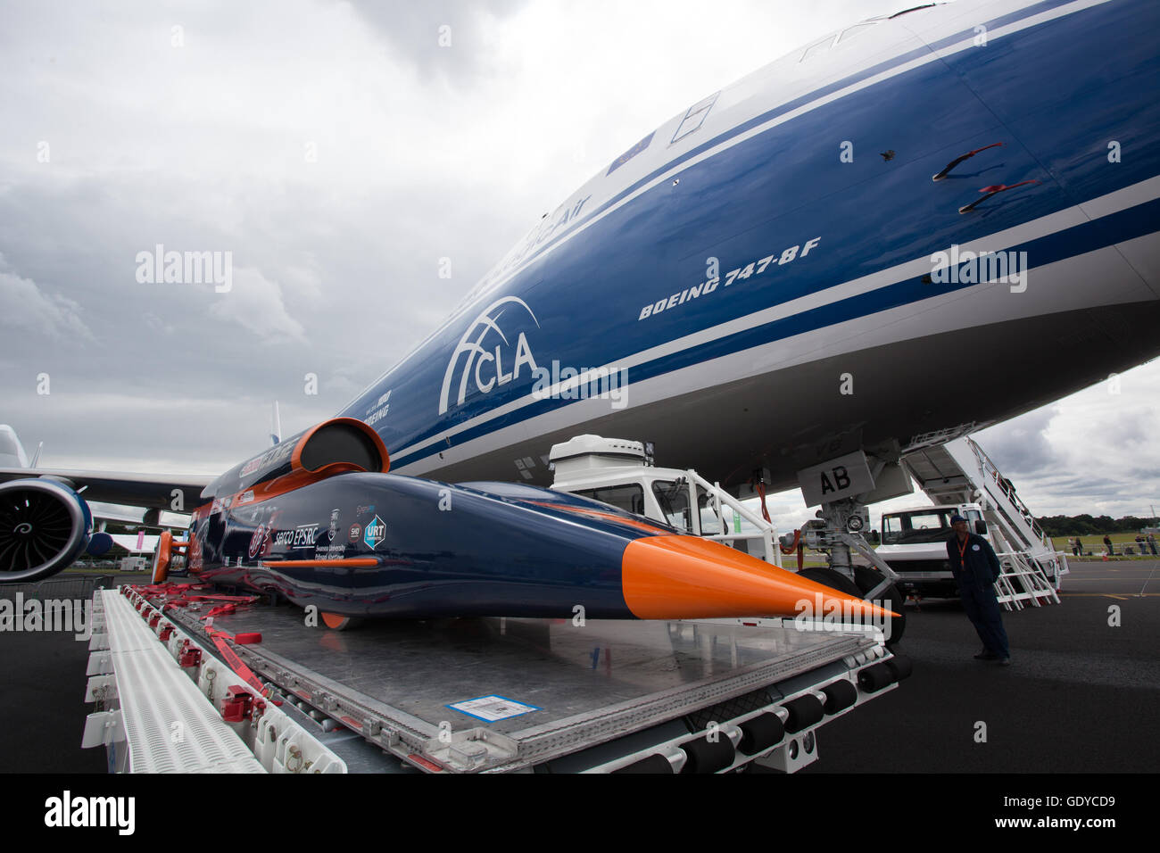 Il sangue hound velocità record auto accanto a Boeing 747 trasportatore aereo Foto Stock