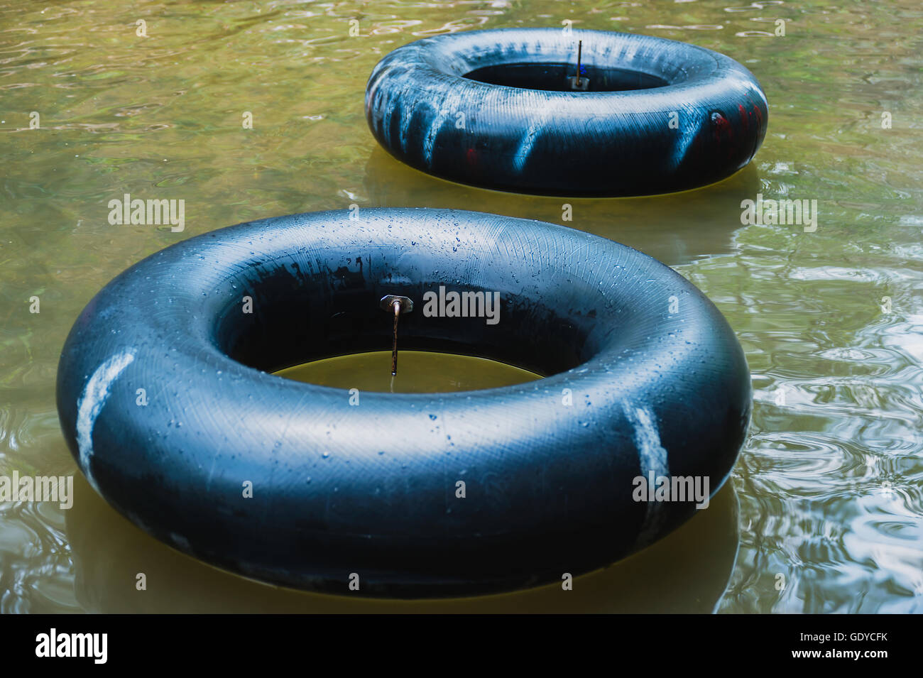 Tubi interni e vecchi galleggiante su un fiume, il fuoco selettivo Foto Stock