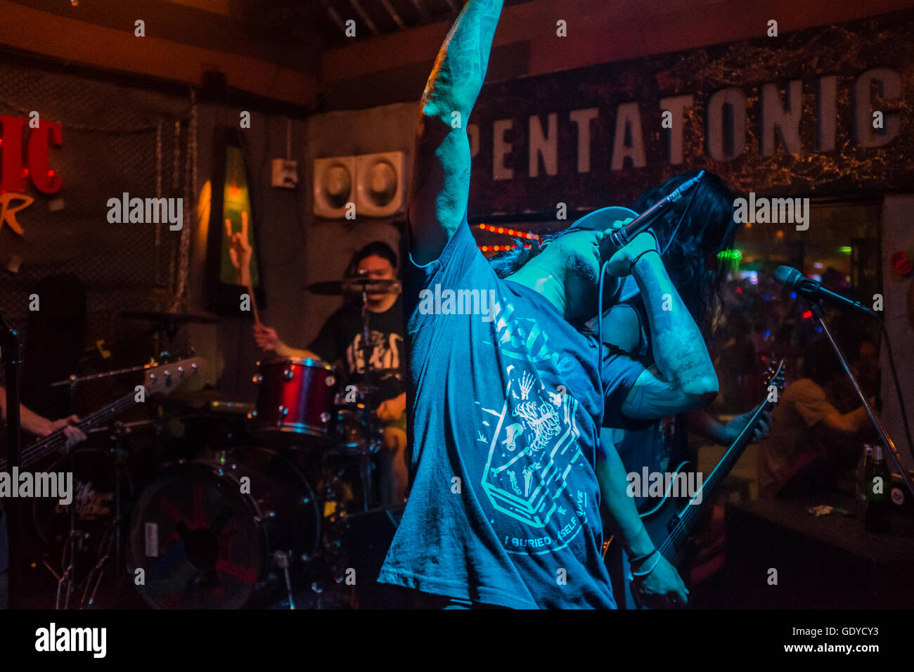 Il sollevamento del tetto,heavy metal band che suona dal vivo sul palco in piccoli rock bar Down Town di Chiang Mai, Thailandia Foto Stock