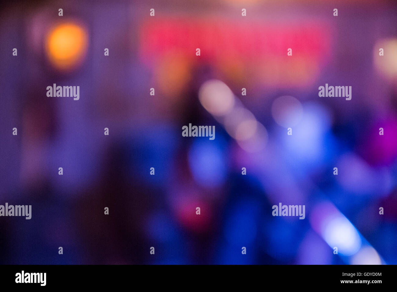 Abstract,fuori fuoco variopinto colpo di musicisti di suonare sul palco Foto Stock