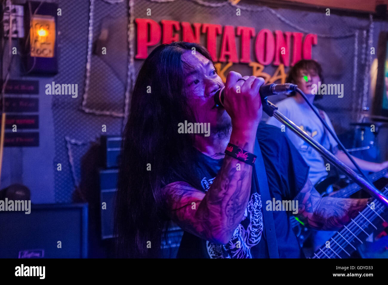 Rock and Roll vita,heavy metal band cantare dal vivo in rock bar, Chiang Mai Thailandia Foto Stock