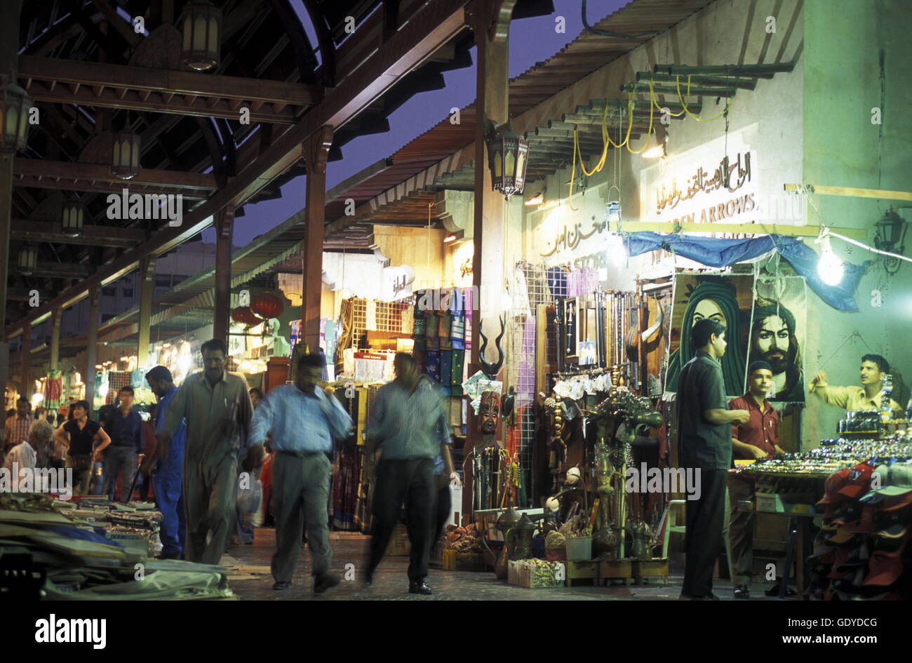 Una strada per lo shopping nel souq o mercato nella città vecchia nella città di Dubai negli Emirati Arabi del Golfo d'Arabia. Foto Stock