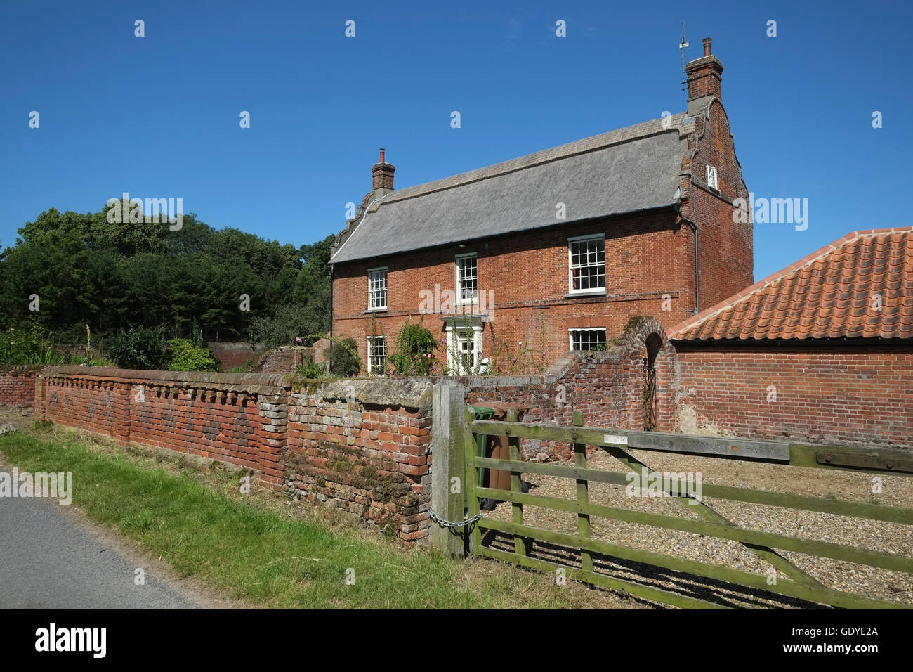Norfolk farm house con stile olandese Gable End Foto Stock
