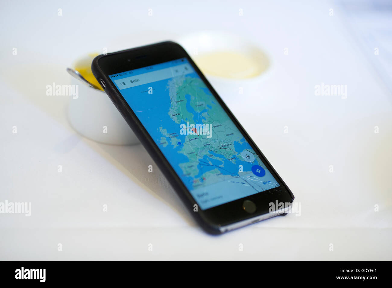 Smartphone con mappa APP (applicazione software) con la freccia Berlino, Europa Centrale Foto Stock