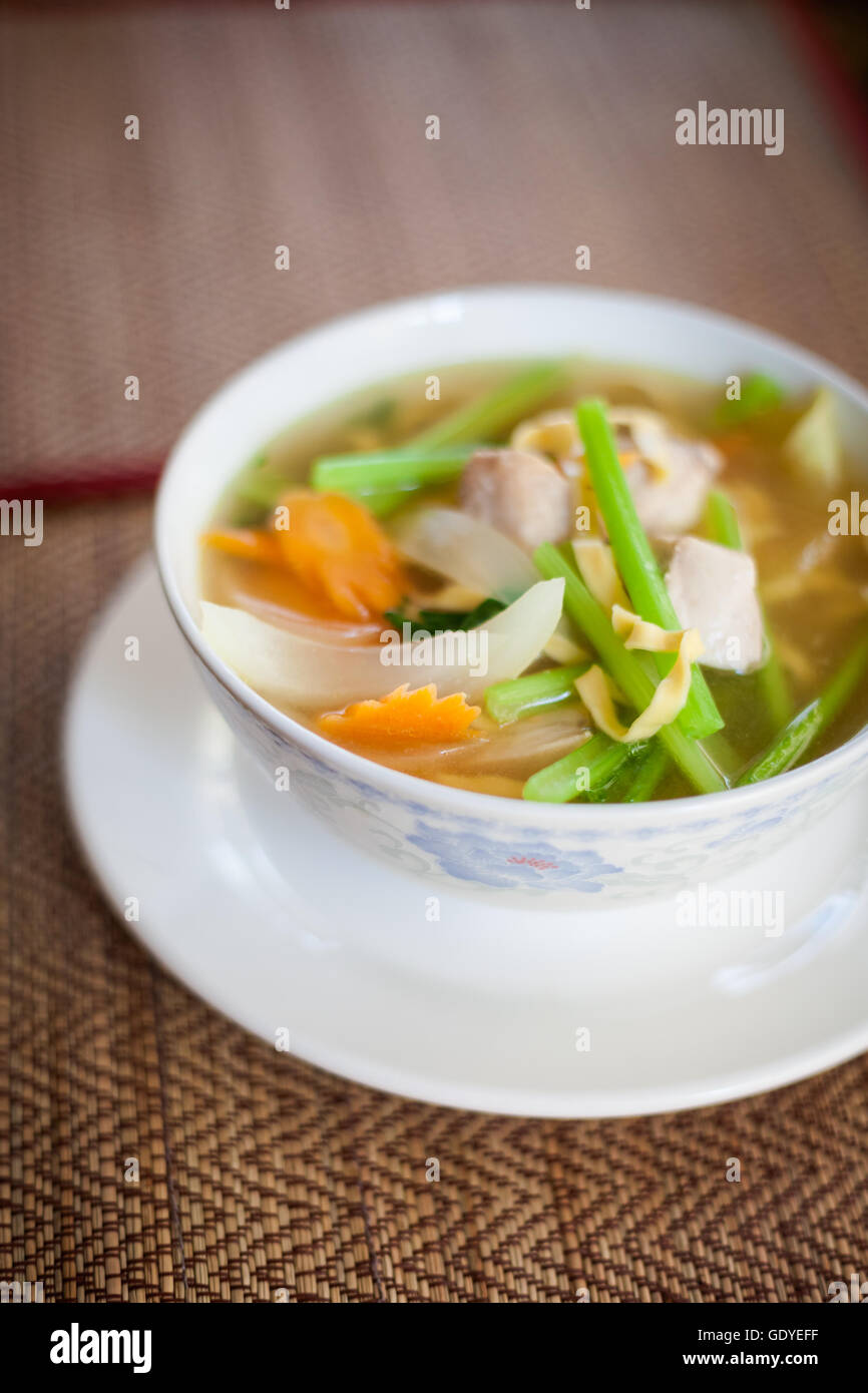 Hot cambogiano con brodo di pesce e verdura. Tradizionale stile khmer zuppa. Foto Stock