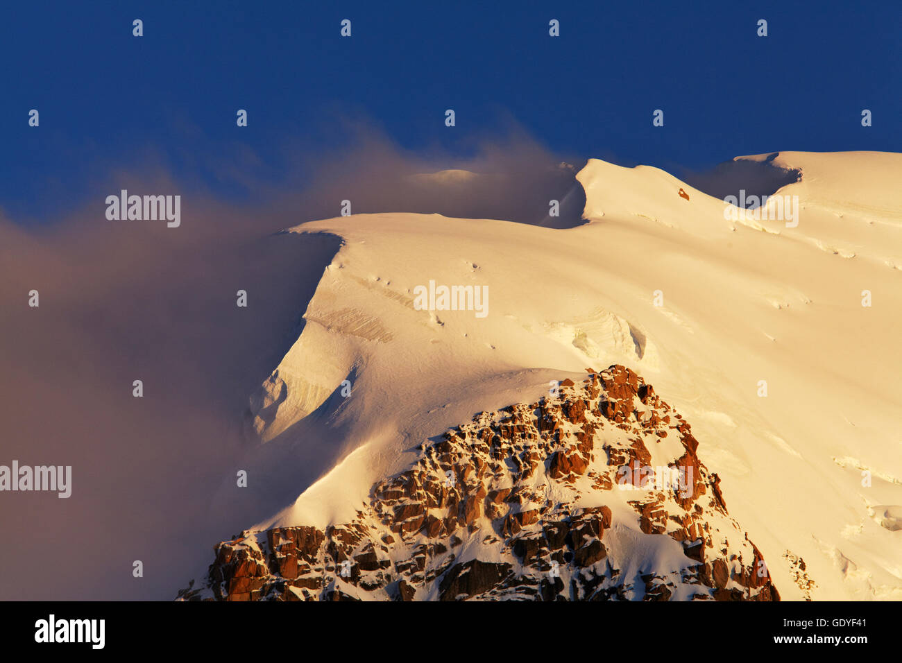 Geografia / viaggi, Francia Mont Blanc du Tacul (4248m) all'alba, gamma Mont-Blanc, Chamonix Additional-Rights-Clearance-Info-Not-Available Foto Stock