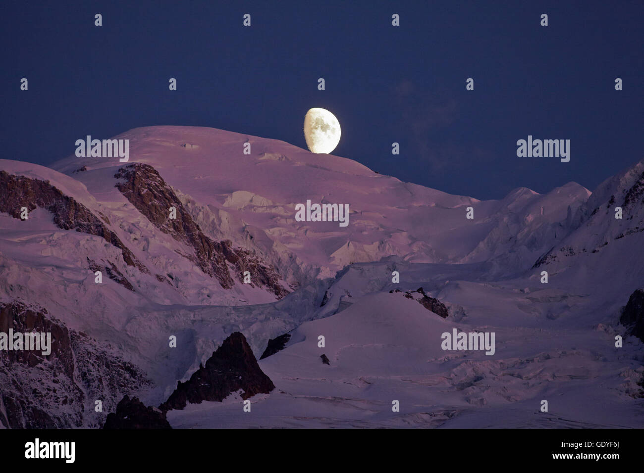 Geografia / viaggi, Francia, calare della luna sul Mont-Blanc (4810m) all'alba, Chamonix Additional-Rights-Clearance-Info-Not-Available Foto Stock