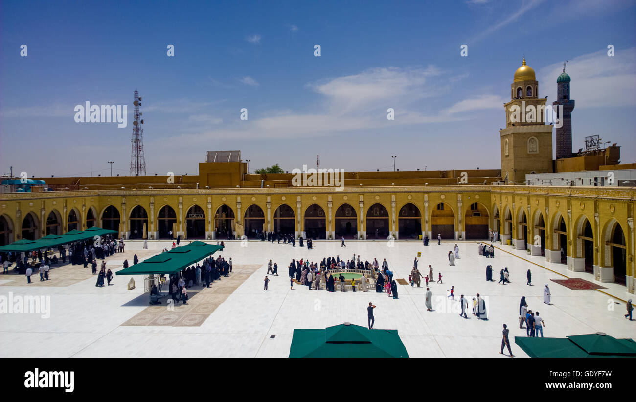 Si tratta di una delle più antiche moschee nel islamico in Iraq, per la comunità sciita in Iraq e in tutto il mondo. e attualmente detenuti preghiera del Venerdì per seguire il chierico sciita Muqtada al-Sadr. Si trova nella città di Kufa, nella provincia di Najaf. Foto Stock