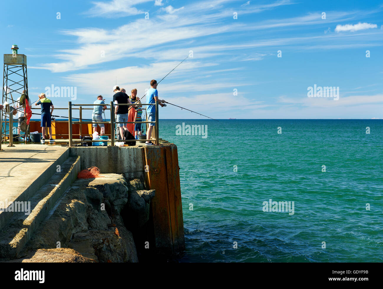 Sport pescatori sul molo no. Vorupoer (Nr. Vorupør), un pittoresco villaggio di pescatori sulla costa occidentale dello Jutland, Danimarca Foto Stock
