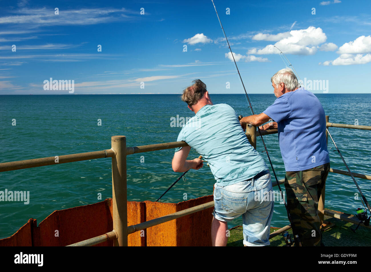 Sport pescatori sul molo no. Vorupoer (Nr. Vorupør), un pittoresco villaggio di pescatori sulla costa occidentale dello Jutland, Danimarca Foto Stock