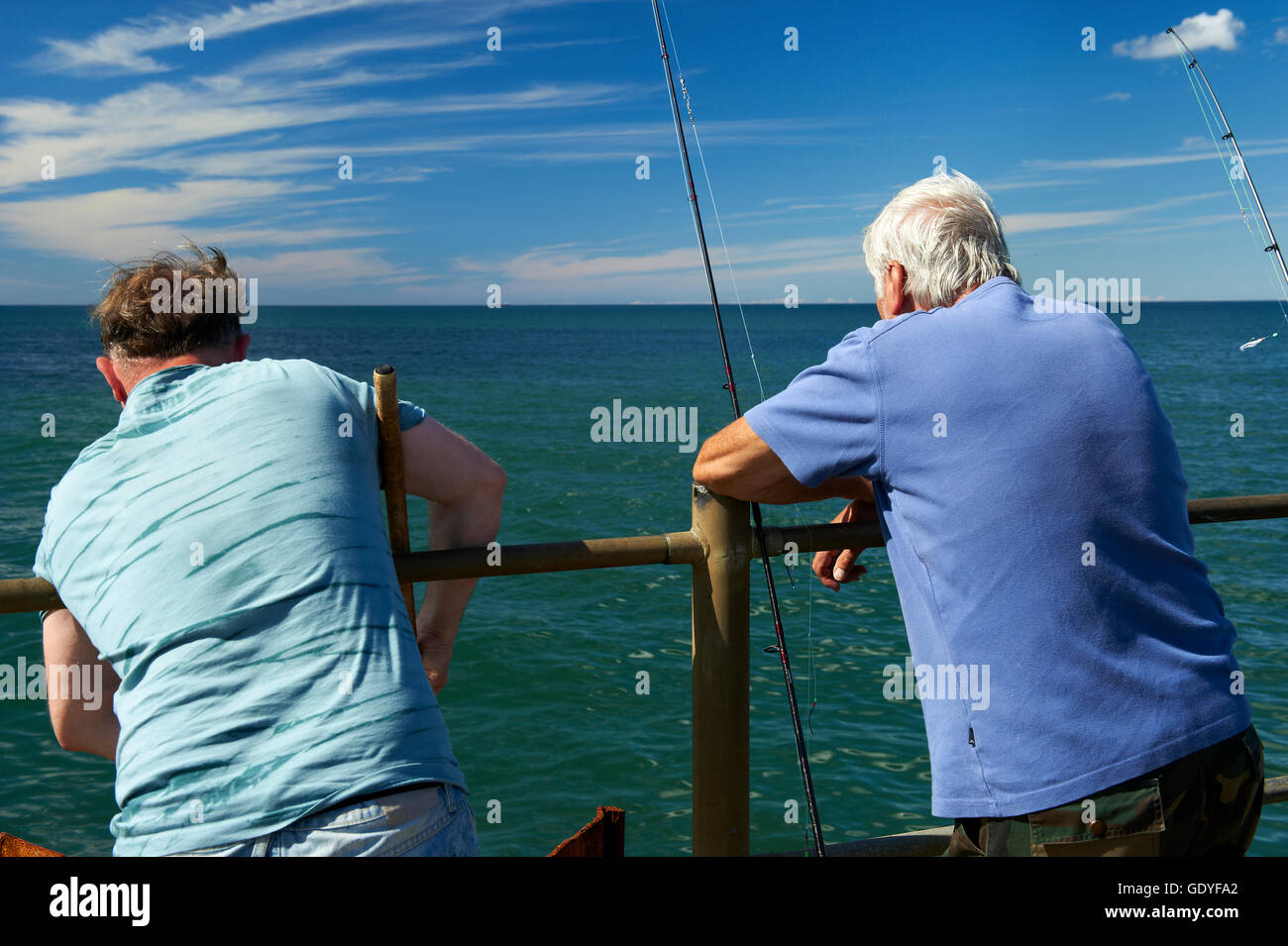 Sport pescatori sul molo no. Vorupoer (Nr. Vorupør), un pittoresco villaggio di pescatori sulla costa occidentale dello Jutland, Danimarca Foto Stock
