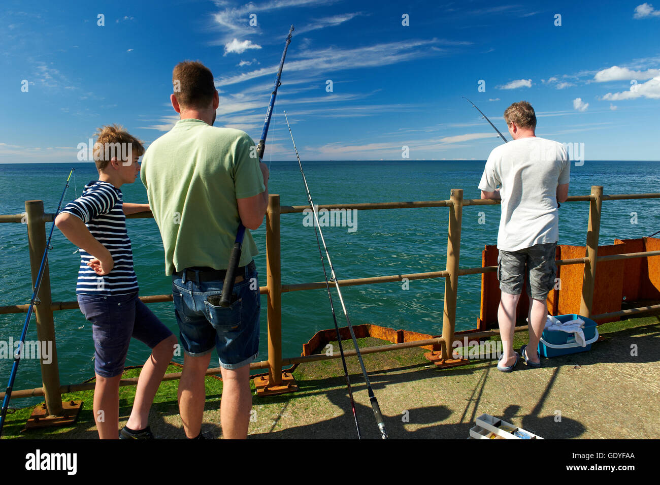 Sport pescatori sul molo no. Vorupoer (Nr. Vorupør), un pittoresco villaggio di pescatori sulla costa occidentale dello Jutland, Danimarca Foto Stock