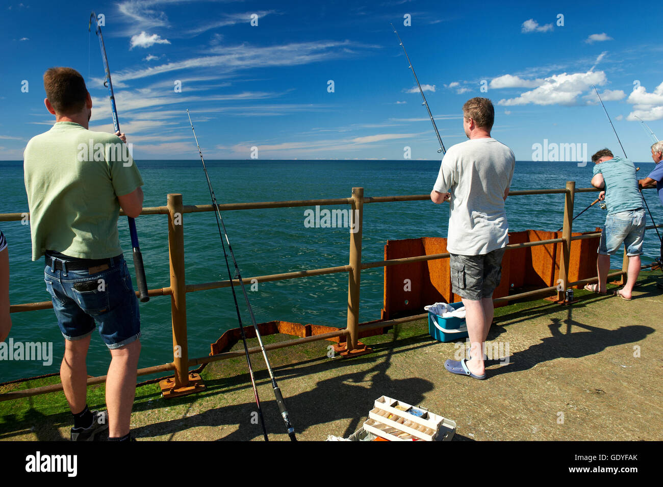 Sport pescatori sul molo no. Vorupoer (Nr. Vorupør), un pittoresco villaggio di pescatori sulla costa occidentale dello Jutland, Danimarca Foto Stock