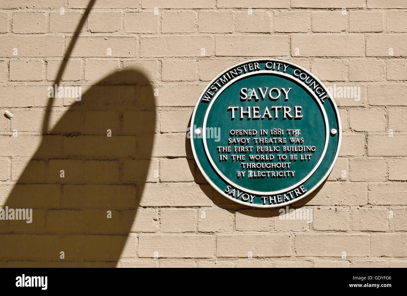 Londra, Inghilterra, Regno Unito. Una lapide commemorativa: Savoy Theatre - primo edificio pubblico in tutto il mondo per essere illuminato da energia elettrica (1881) Foto Stock