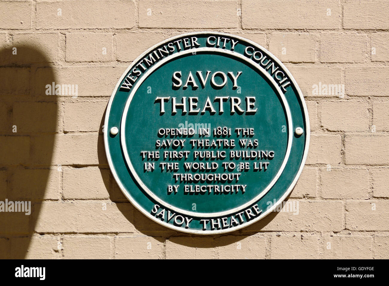 Londra, Inghilterra, Regno Unito. Una lapide commemorativa: Savoy Theatre - primo edificio pubblico in tutto il mondo per essere illuminato da energia elettrica (1881) Foto Stock